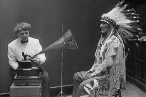 Etnomuzikolog F. Densmor snima poglavicu plemena Crno stopalo, 1916 godina